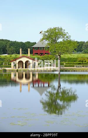 Traditionelle Gebäude am Rande eines schönen Sees, in der Nähe von Kvaerndrup, im Süden der Insel Fünen, Dänemark Stockfoto