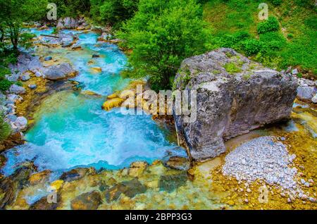 Das smaragdgrüne Wasser des Flusses der Fluss Soca oder Isonzo Fluss zwischen Triglav Nationalpark in Slowenien und Caporetto in Italien fallen. Stockfoto