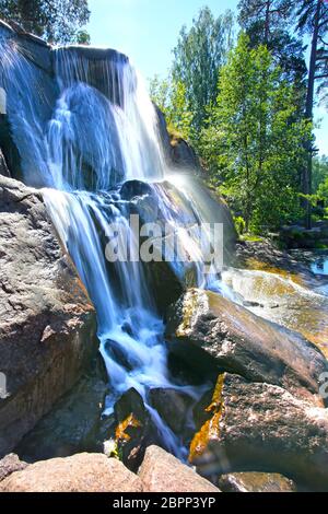 Schöner Wasserfall in Sapokka Wasserpark. Es ist ein charmanter Stadtpark. Kotka, Finnland. Stockfoto