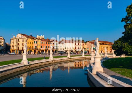 Prato della Valle. Der größte öffentliche Platz in Italien mit einer zentralen Insel, umgeben von mehr als 70 Statuen historischer Bewohner. Padua, Italien. Stockfoto