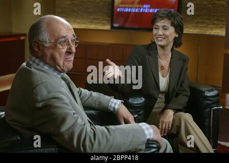 Alfred Biolek bei 'Menschen bei Maischberger' - Alfred Biolek zu Gast bei 'Menschen bei Maischberger' / Alfred Biolek und Sandra Maischberger Stockfoto