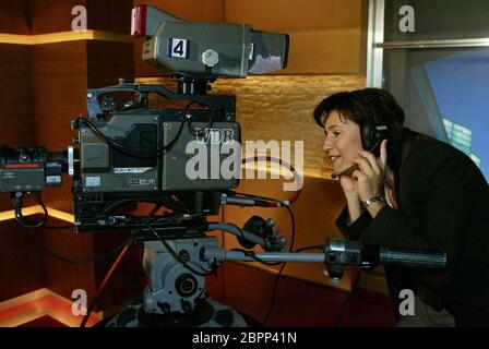 Talkshow - Menschen bei Maischberger - Sandra Maischberger moderiert die deutsche Talkshow 'Menschen bei Maischberger' Stockfoto