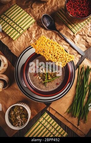 Champignon champignon Cremesuppe in Schüssel mit knackigen Käse serviert. Stockfoto