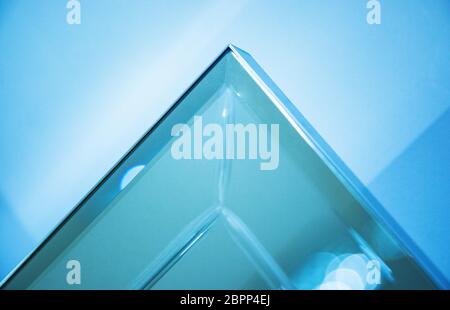 Glas, Spiegelreflexformen und Schatten. Nahaufnahme Details. Abstraktes geometrisches Design mit parallelen und sich kreuzenden Linien. Grafische Darstellung Stockfoto