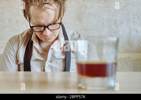 Betrunkener Mann im Hemd und Krawatte Getränke nach dem Entlassung aus der Arbeit. Nahaufnahme. Stockfoto