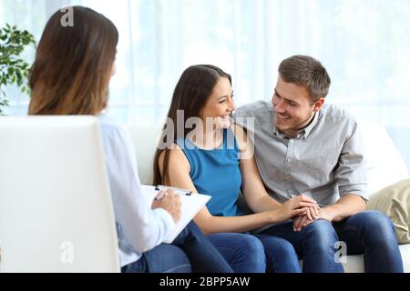 Glückliche Ehe nach ein paar Therapie sitzen auf einer Couch zu Hause oder Konsultation Stockfoto