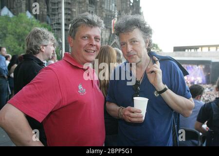 Open-Air Konzert mit Xavier Naidoo in Köln 2005 - die beiden Musiker-Kollektive 'Söhne Mannheims' und 'Brothers Keepers' geben ein Konzert auf dem Roncalliplatz in Köln. Stockfoto