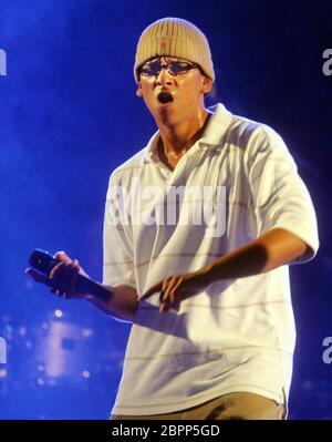 Open-Air Konzert mit Xavier Naidoo in Köln 2005 - die beiden Musiker-Kollektive 'Söhne Mannheims' und 'Brothers Keepers' geben ein Konzert auf dem Roncalliplatz in Köln. Stockfoto