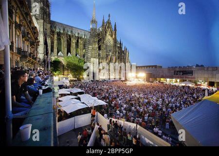 Open-Air Konzert mit Xavier Naidoo in Köln 2005 - die beiden Musiker-Kollektive 'Söhne Mannheims' und 'Brothers Keepers' geben ein Konzert auf dem Roncalliplatz in Köln. Stockfoto