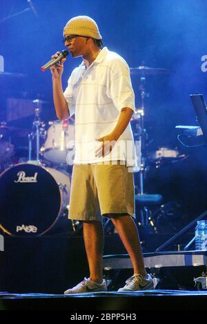 Open-Air Konzert mit Xavier Naidoo in Köln 2005 - die beiden Musiker-Kollektive 'Söhne Mannheims' und 'Brothers Keepers' geben ein Konzert auf dem Roncalliplatz in Köln. Stockfoto