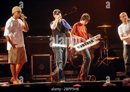 Open-Air Konzert mit Xavier Naidoo in Köln 2005 - die beiden Musiker-Kollektive 'Söhne Mannheims' und 'Brothers Keepers' geben ein Konzert auf dem Roncalliplatz in Köln. Stockfoto