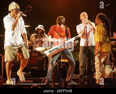 Open-Air Konzert mit Xavier Naidoo in Köln 2005 - die beiden Musiker-Kollektive 'Söhne Mannheims' und 'Brothers Keepers' geben ein Konzert auf dem Roncalliplatz in Köln. Stockfoto