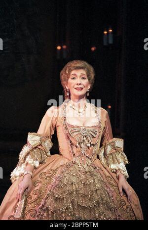 Felicity Lott (die Marschallin) in DER ROSENKAVALIER von Richard Strauss an der Royal Opera, Covent Garden, London 1995 Dirigent: Charles Mackerras Regie: John Schlesinger Stockfoto