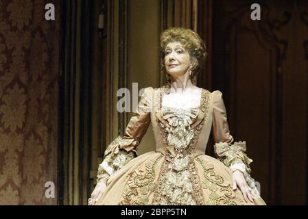 Felicity Lott (die Marschallin) in DER ROSENKAVALIER von Richard Strauss an der Royal Opera, Covent Garden, London 2004 Libretto von Hugo von Hofmannsthal Dirigent: Charles Mackerras Regie: John Schlesinger Stockfoto