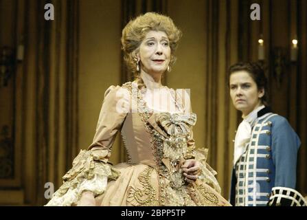 Felicity Lott (Marschallin), Angelika Kirchschlager (Octavian) in DER ROSENKAVALIER von Richard Strauss an der Royal Opera, Covent Garden, London 2004 Libretto von Hugo von Hofmannsthal Dirigent: Charles Mackerras Regie: John Schlesinger Stockfoto