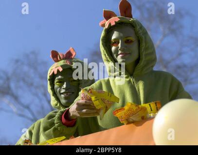 Karnevalsumzug mit Heidi Klum - das deutsche Model Heidi Klum und ihr britischer Ehemann Seal beim Karnevalsumzug in Klum´s Heimatstadt Bergisch-Gladbach. Stockfoto