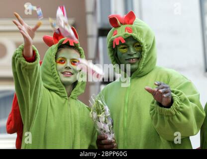 Karnevalsumzug mit Heidi Klum - das deutsche Model Heidi Klum und ihr britischer Ehemann Seal beim Karnevalsumzug in Klum´s Heimatstadt Bergisch-Gladbach. Stockfoto