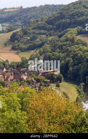 Luftaufnahme zeigt ein Dorf namens Baechlingen in der Nähe von Langenburg in Hohenlohe, einer Gegend im Süden Deutschland im späten Sommer Stockfoto