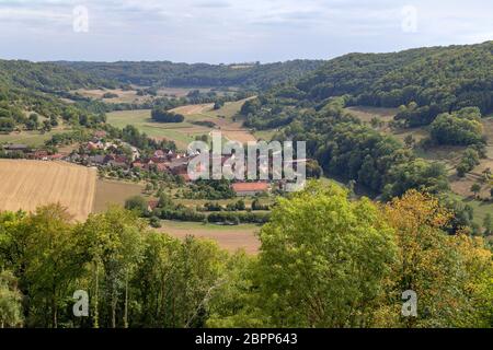 Luftaufnahme zeigt ein Dorf namens Baechlingen in der Nähe von Langenburg in Hohenlohe, einer Gegend im Süden Deutschland im späten Sommer Stockfoto