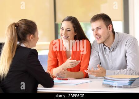 Zwei zufriedene Kunden, die ein Gespräch mit ein Büroangestellter Stockfoto