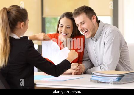 Paar von glücklichen Kunden endet der Vertrag und bricht es in Büro Stockfoto