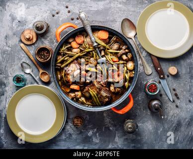 Kochen Eintopf Fleisch in Burgund oder Beef Bourguignon. Französische Küche Stockfoto