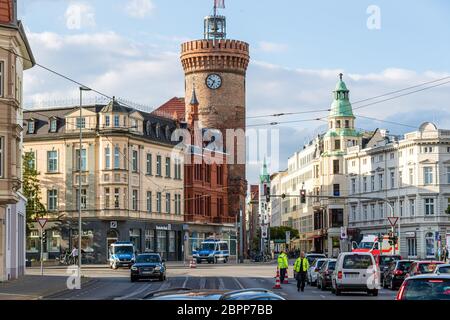 Cottbus, Deutschland. Mai 2020. Polizeibeamte leiten Fahrzeuge am Brandenburger Platz ab. Die Demonstration 'Zukunft Heimat' wird mehrfach blockiert. Quelle: Frank Hammerschmidt//Frank Hammerschmidt/dpa/Alamy Live News Stockfoto