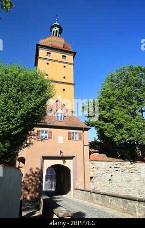 Das Segringer Tor in Dinkelsbühl ist eine Stadt in Bayern mit vielen historischen Sehenswürdigkeiten Stockfoto