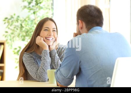Romantisches Mädchen verlieben sich in einen ersten Termin sitzen in einer Tabelle in das Wohnzimmer zu Hause Stockfoto
