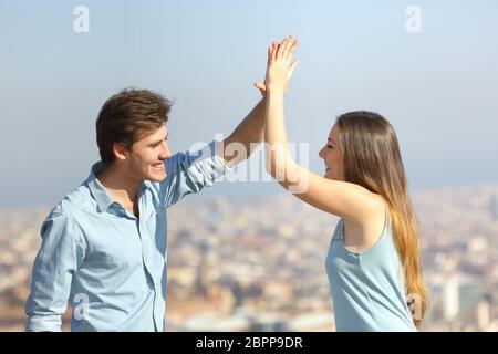 Gerne Freunde, fünf im Freien in einer Stadt Stadtrand Stockfoto