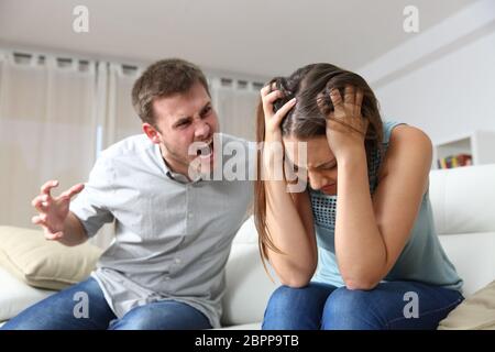 Paar streiten. Mann schreien erschrocken Frau in einem Haus-Interieur Stockfoto