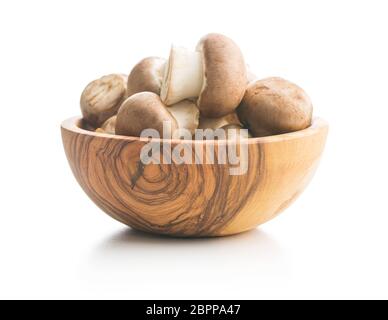 Frische champignon Pilze in Schüssel auf weißem Hintergrund. Stockfoto