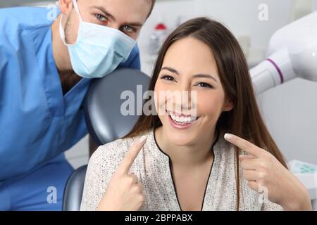 Zufrieden Zahnarzt patient Ihr perfektes Lächeln zeigt in einer Konsultation Stockfoto