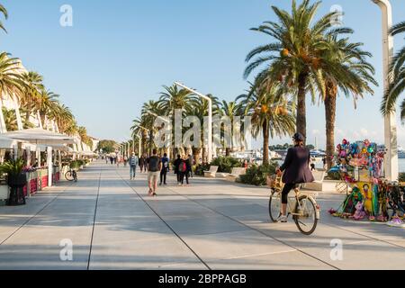 Einheimische und Touristen zu Fuß und Radfahren entlang der Riva Promenade, Split, Kroatien Stockfoto