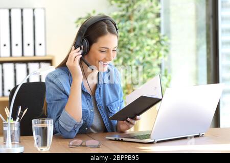 Freiberuflicher Operator sprechen mit Headsets und Beratung Zeitplan in einer Agenda im Büro Stockfoto