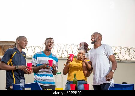 Junge afrikanische Freunde, die eine gute Zeit haben Stockfoto