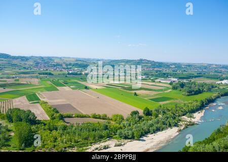 Blick auf den Fluss Tanaro. Weinberge von Langhe Region, Italien Landwirtschaft. UNESCO-Weltkulturerbe Stockfoto