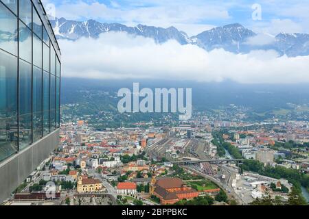 Antenne aus Innsbruck Bergisel Skispringen. Innsbruck von oben. Österreich Sehenswürdigkeiten Stockfoto