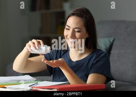 Student Studium der späten Stunden virtamin Ergänzung Pillen zu Hause Stockfoto