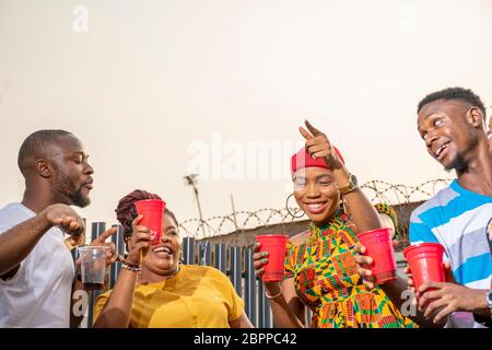 Junge afrikanische Erwachsene werfen eine Party Stockfoto