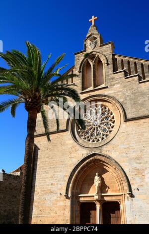 Kathedrale Sant Jaume in der Nähe der römischen Burgmauer in Alcudia, Mallorca, Balearen, Spanien Stockfoto