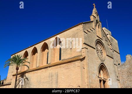 Kathedrale Sant Jaume in der Nähe der römischen Burgmauer in Alcudia, Mallorca, Balearen, Spanien Stockfoto