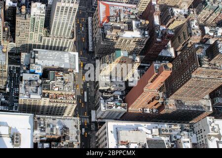 Luftaufnahme von Midtown Manhattan Gebäuden mit gelben Taxis auf der Straße in New York City, Vereinigte Staaten von Amerika Stockfoto