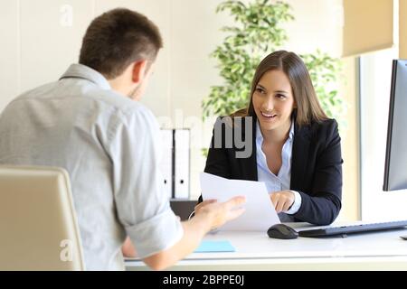 Unternehmer im Gespräch mit seinem Gesprächspartner seine Fähigkeiten bei einem Vorstellungsgespräch zu kommentieren Stockfoto