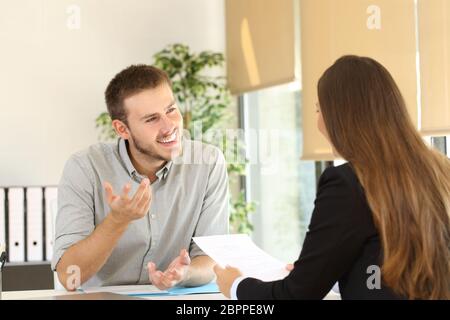 Zuversichtlich Mann im Gespräch mit seinem Gesprächspartner bei einem Vorstellungsgespräch Stockfoto