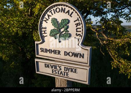 National Trust Zeichen für die Devil's Dike Anwesen auf den South Downs in Sussex Stockfoto