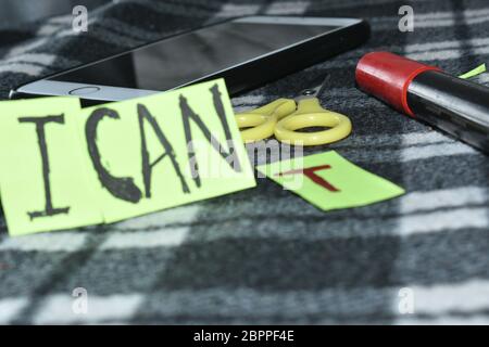 Motivierende ' ich kann ', T Buchstabe steht weit weg, also sagt es nicht, daß Sie kippen aber es Sie können sagt.Schere, Mobile u. Markierung im Hintergrund. Stockfoto