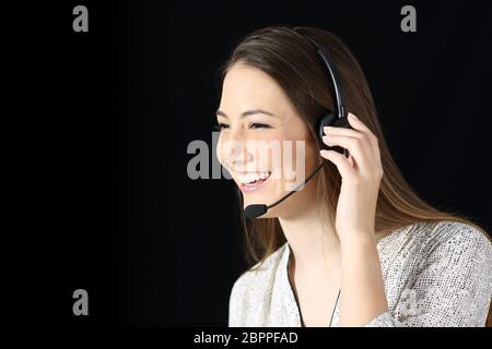 Portrait Of Happy tele Vermarkter an Anruf auf schwarzem Hintergrund isoliert Stockfoto