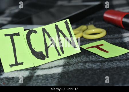 Motivierende ' ich kann ', T Buchstabe steht weit weg, also sagt es nicht, daß Sie kippen aber es Sie können sagt.Schere, Mobile u. Markierung im Hintergrund. Stockfoto