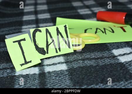 Motivierende ' ich kann ', T Buchstabe steht weit weg, also sagt es nicht, daß Sie kippen aber es Sie können sagt.Schere, Mobile u. Markierung im Hintergrund. Stockfoto